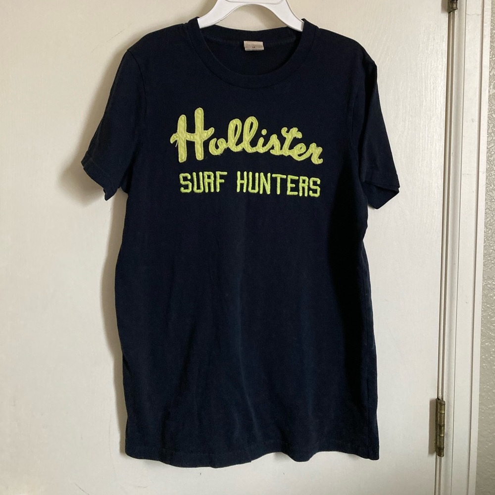 •Hollister Navy with Yellow “Hollister, Surf Hunters” Medium Shirt #MBG